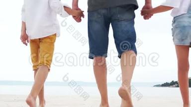 父亲和他的两个孩子，十几岁的孩子和白沙<strong>一起去</strong>海边。暑假，父亲节